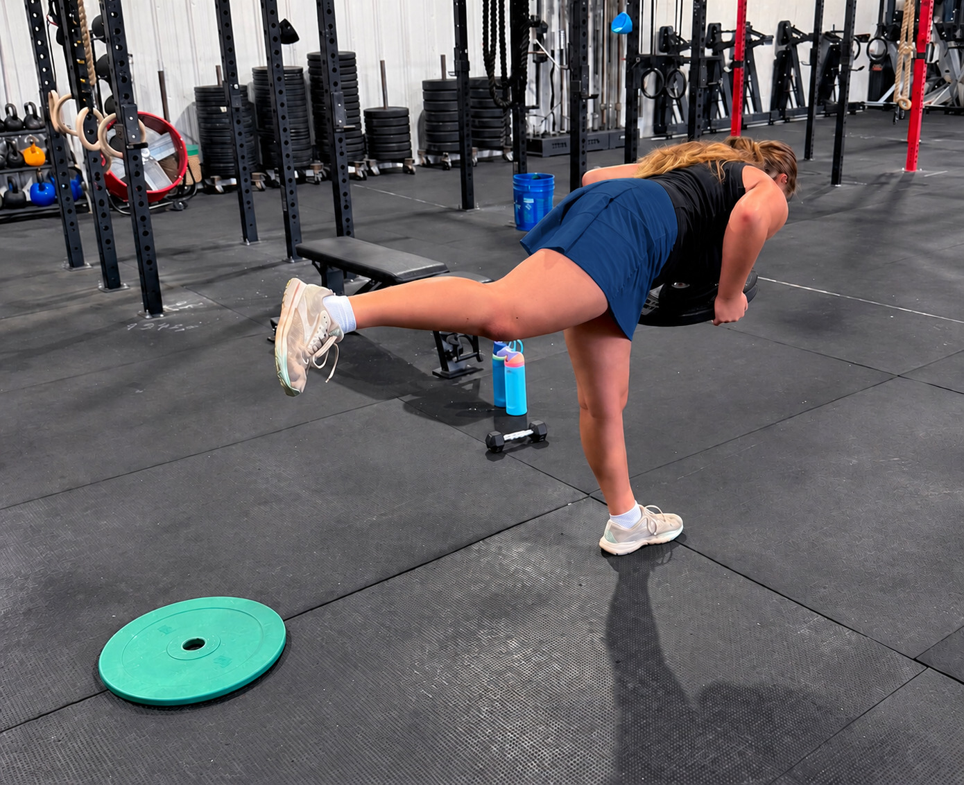 A golfer performing a single-leg strength and balance exercise